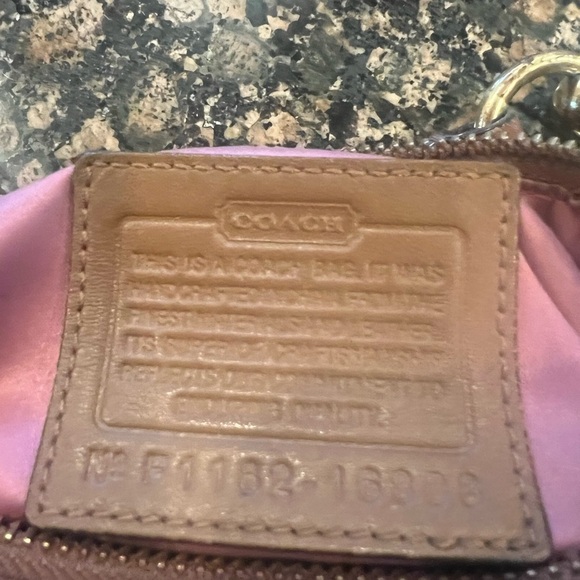 Coach ladies, vintage handbag pre-loved buttery, soft weather, brass hardware - Picture 4 of 15